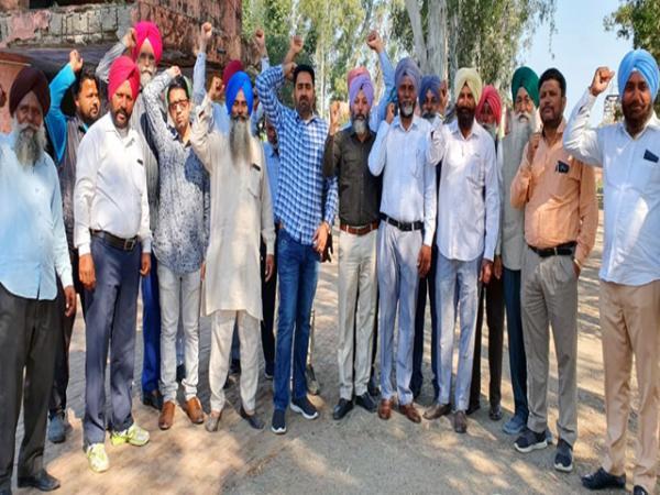 ਅਜਨਾਲਾ 'ਚ ਬਿਜਲੀ ਕਾਮਿਆਂ ਵੱਲੋਂ ਹੜਤਾਲ ਕਰਕੇ ਪਾਵਰਕਾਮ ਮੈਨੇਜਮੈਂਟ ਖਿਲਾਫ ਕੀਤਾ ਜ਼ੋਰਦਾਰ ਰੋਸ ਮੁਜ਼ਾਹਰਾ