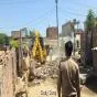 पुलिस की बड़ी कार्रवाई: तीन तस्करों की अवैध निर्माण ढहाए गए