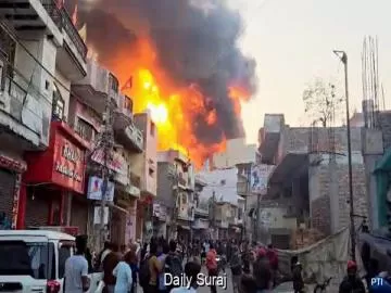 हौज रानी स्थित होटल में आग से मची अफरा-तफरी, कई दमकल गाड़ियां मौके पर पहुंचीं