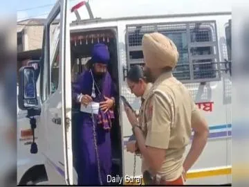 ਮੋਗਾ ਅਦਾਲਤ 'ਚ ਅੰਮ੍ਰਿਤਪਾਲ ਸਿੰਘ ਮਹਿਰੋਂ ਦੀ ਪੇਸ਼ੀ: ਵਕੀਲ ਦਾ ਦਾਅਵਾ— ਸਿਆਸੀ ਰੰਗਤ ਦੇ ਕੇ ਦਰਜ ਕੀਤਾ ਗਿਆ ਝੂਠਾ ਮਾਮਲਾ