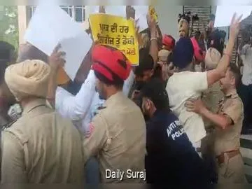 मोहाली में GMADA कार्यालय के बाहर हंगामा, पुलिस घेरा तोड़कर परिसर में पहुंचे कार्यकर्ता