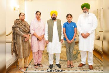 ਮੁੱਖ ਮੰਤਰੀ ਭਗਵੰਤ ਸਿੰਘ ਮਾਨ ਵੱਲੋਂ ਮ੍ਰਿਤਕ ਕਬੱਡੀ ਖਿਡਾਰੀ ਗੁਰਜੀਤ ਸਿੰਘ ਤੂਤ ਦੇ ਪਰਿਵਾਰ ਨਾਲ ਮੁਲਾਕਾਤ, ਪਤਨੀ ਲਈ ਸਰਕਾਰੀ ਨੌਕਰੀ ਦਾ ਐਲਾਨ