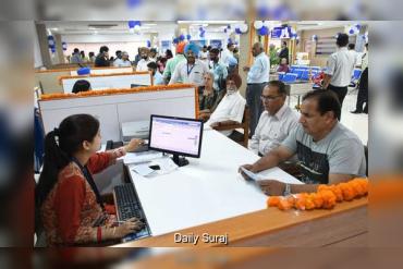 फ्रंटलाइन नौकरियों में महिलाओं का दबदबा: 43.5% महिलाएं कर रहीं आवेदन, पर केवल 13% विज्ञापनों में ही प्राथमिकता- रिपोर्ट